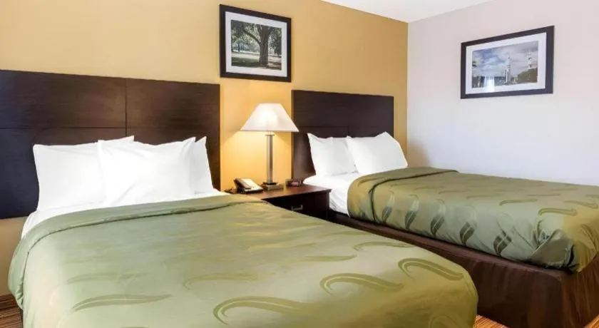 Bed in Quality Inn Arab Hwy 231