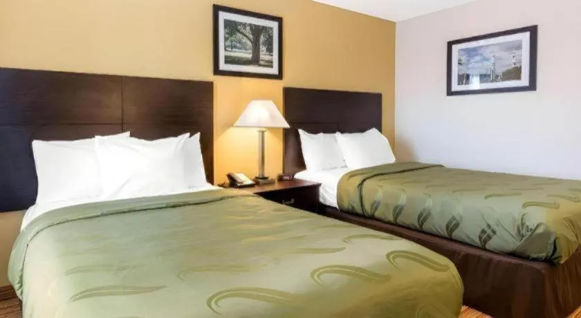 Bed in Quality Inn Arab Hwy 231