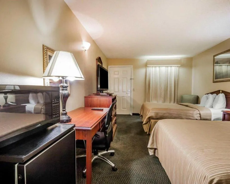 Bed in Quality Inn Arab Hwy 231