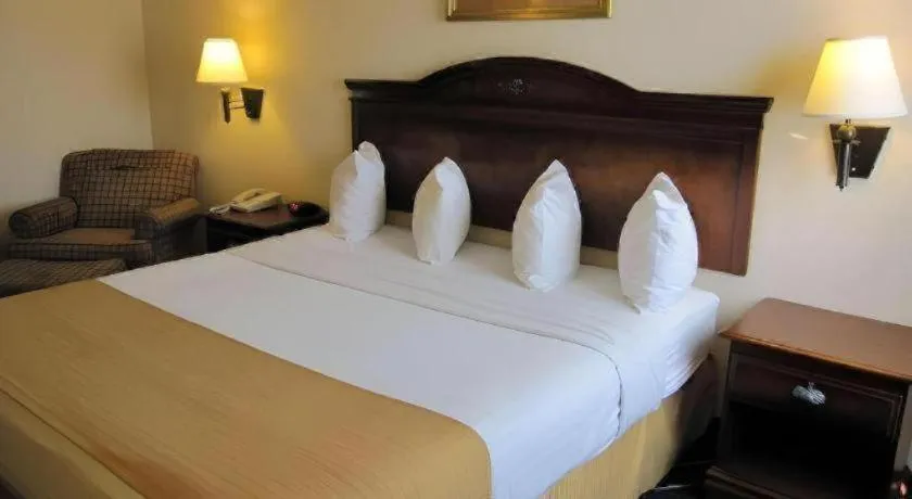 Bed in Best Western Stateline Lodge