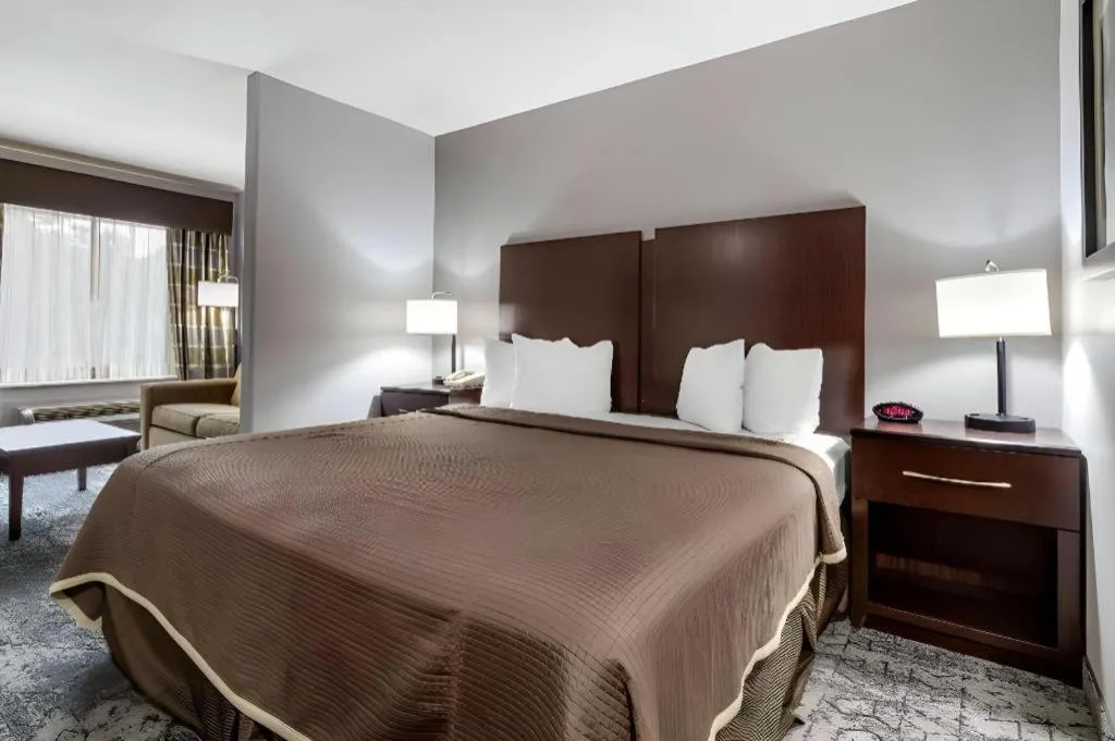 Bed in Best Western Oakdale Inn