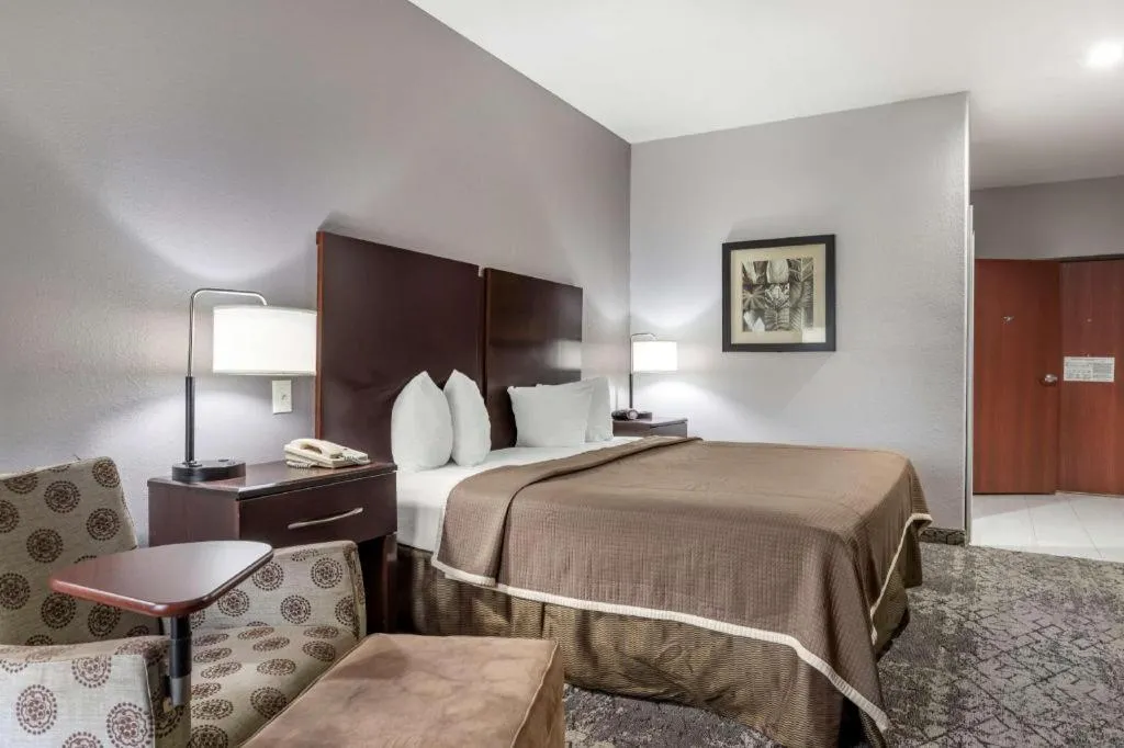 Bed in Best Western Oakdale Inn