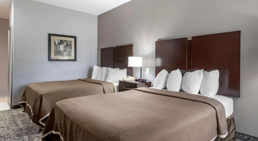 Bed in Best Western Oakdale Inn