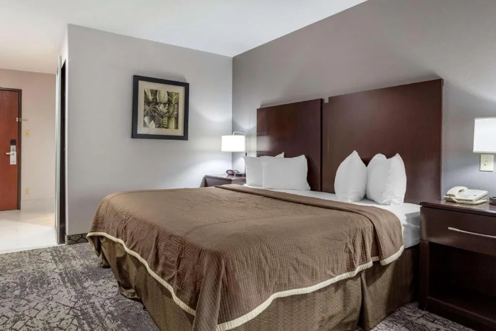 Bed in Best Western Oakdale Inn