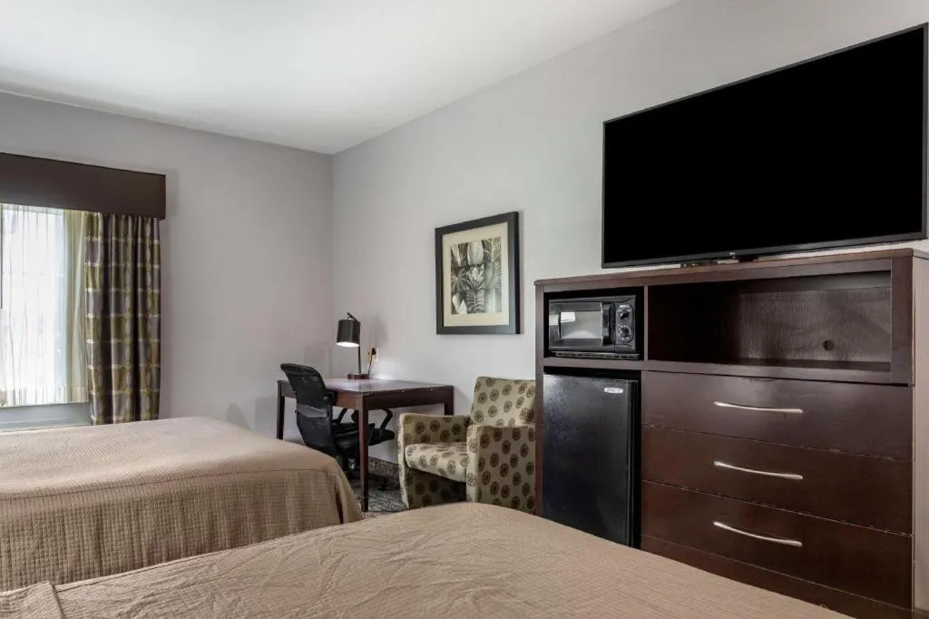 Bed in Best Western Oakdale Inn