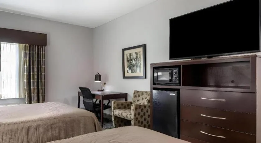 Bed in Best Western Oakdale Inn