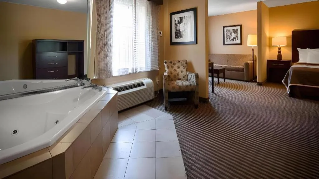 Bed in Best Western Oakdale Inn