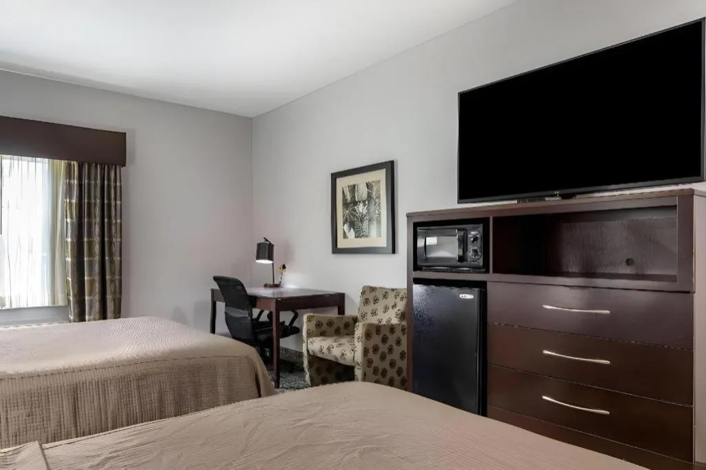 Bed in Best Western Oakdale Inn