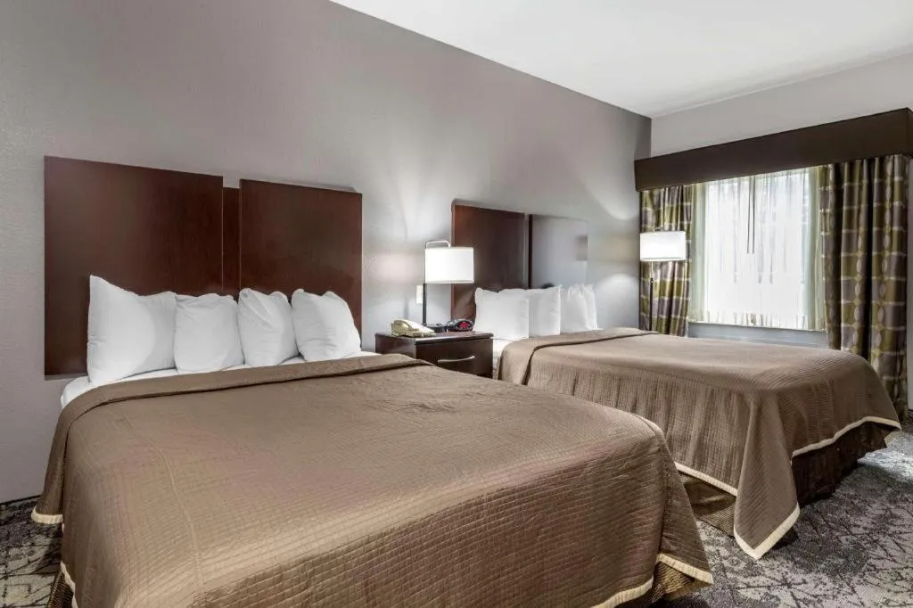 Bed in Best Western Oakdale Inn