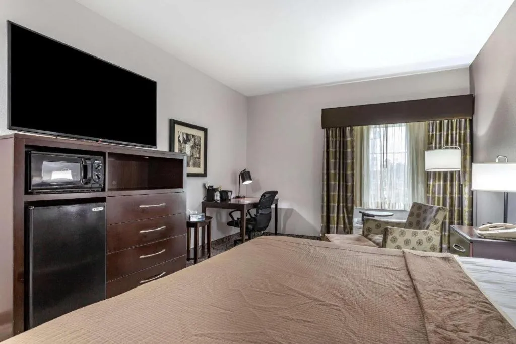 Bed in Best Western Oakdale Inn