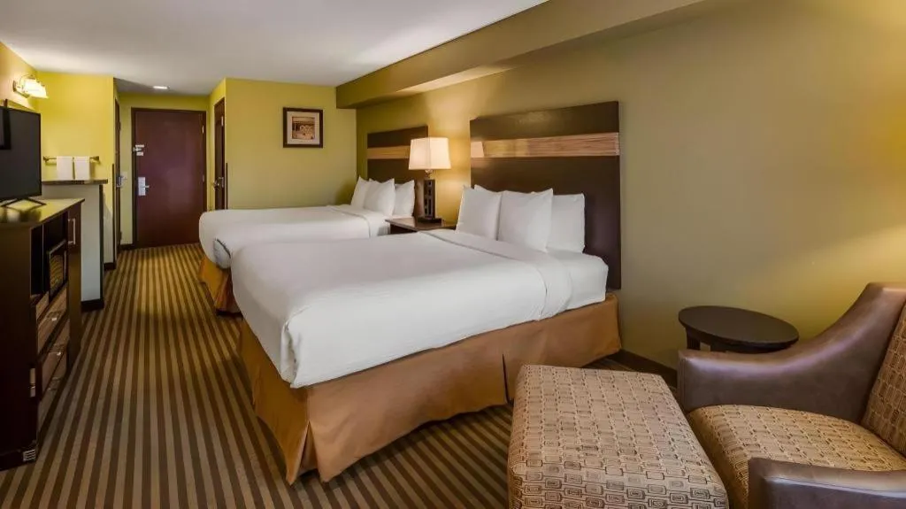 Bed in Best Western Rama Inn