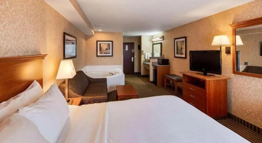 Bed in Best Western Rama Inn