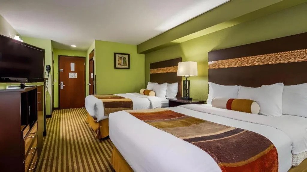 Bed in Best Western Rama Inn