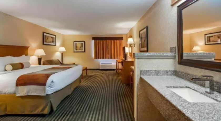 Bed in Best Western Rama Inn