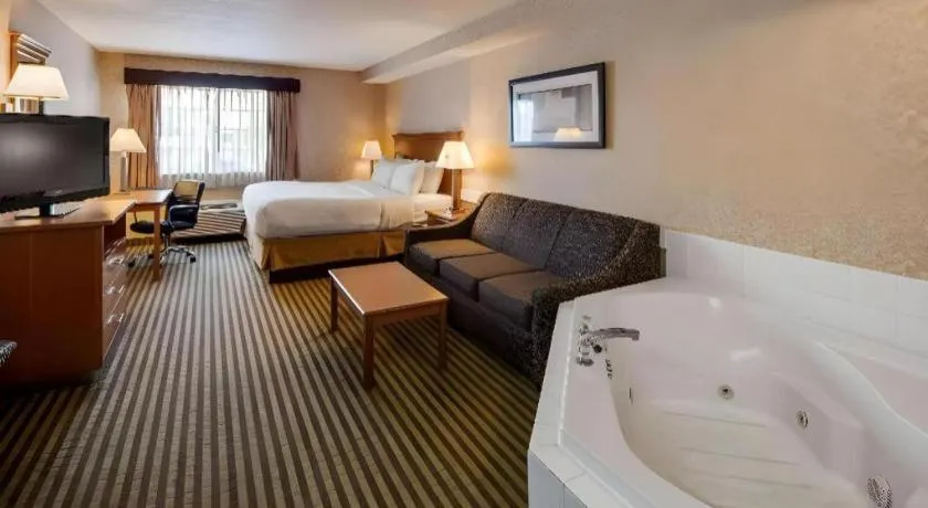 Bed in Best Western Rama Inn