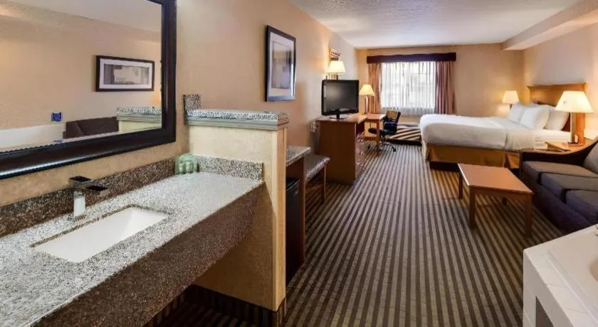 Bed in Best Western Rama Inn