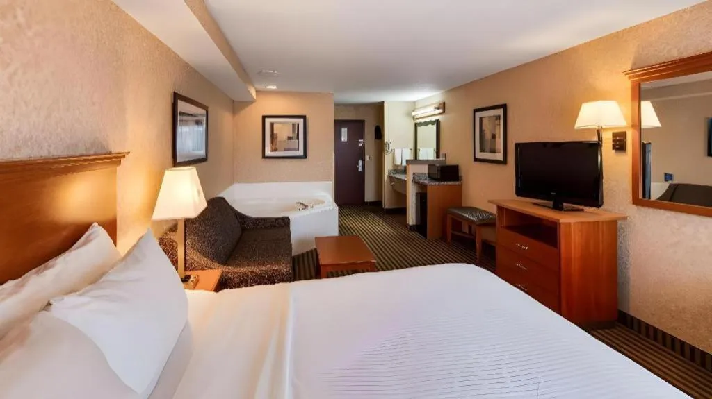 Bed in Best Western Rama Inn