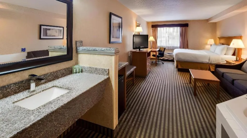 Bed in Best Western Rama Inn