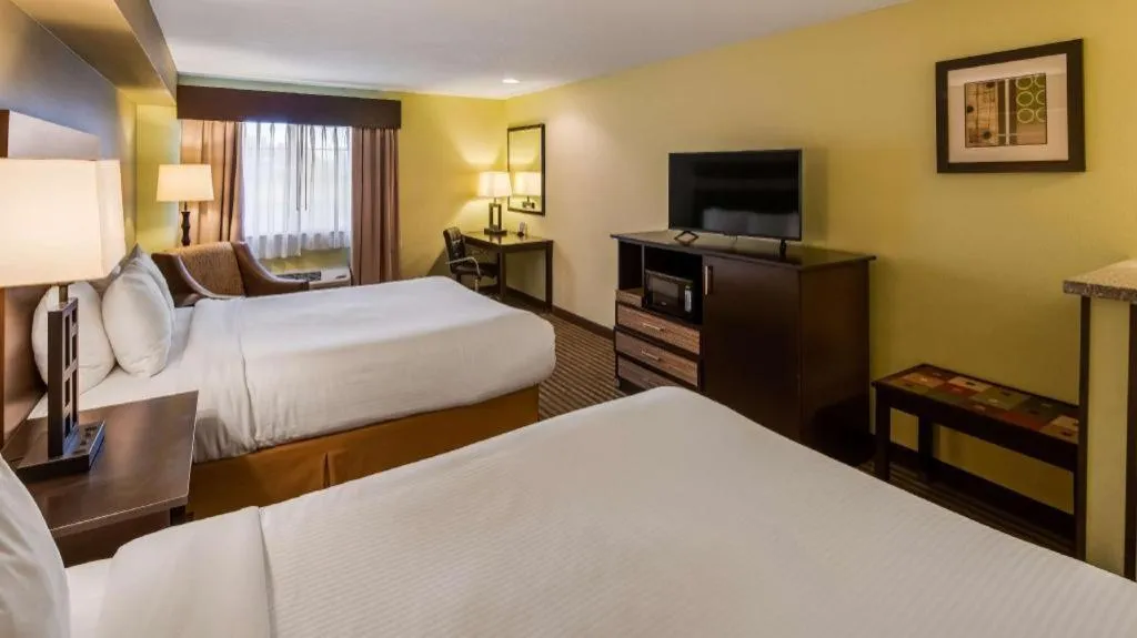 Bed in Best Western Rama Inn