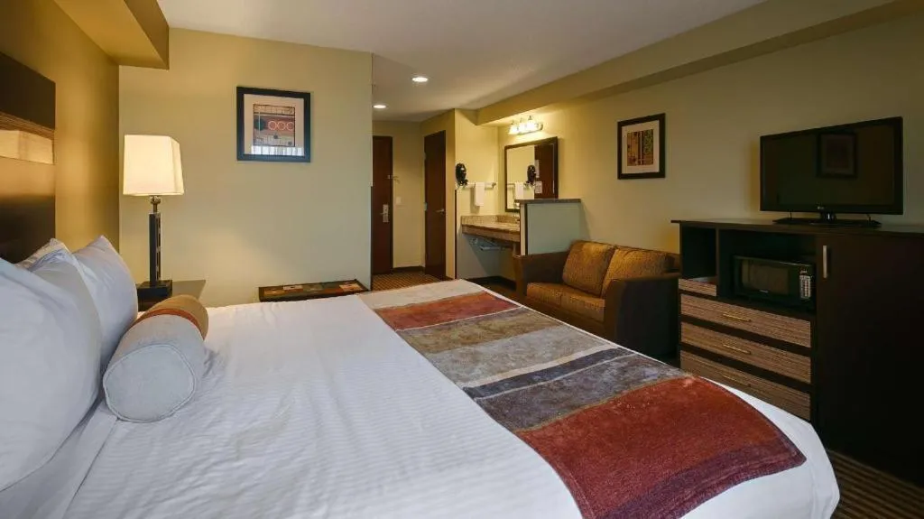 Bed in Best Western Rama Inn