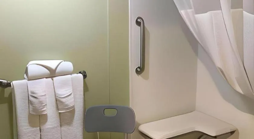 Bed in Best Western Rama Inn