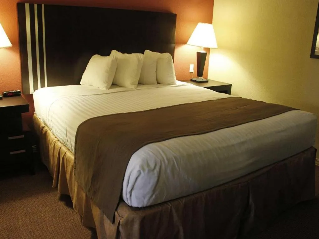 Bed in Americas Best Value Inn Monroe