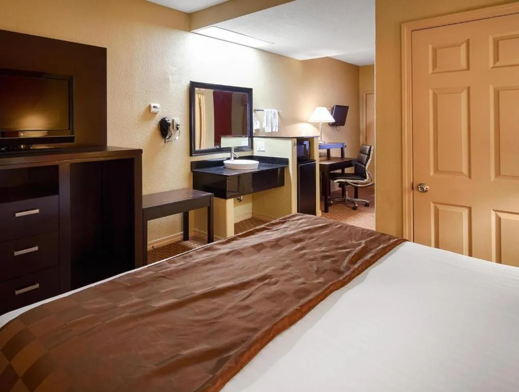 Bed in Americas Best Value Inn Monroe