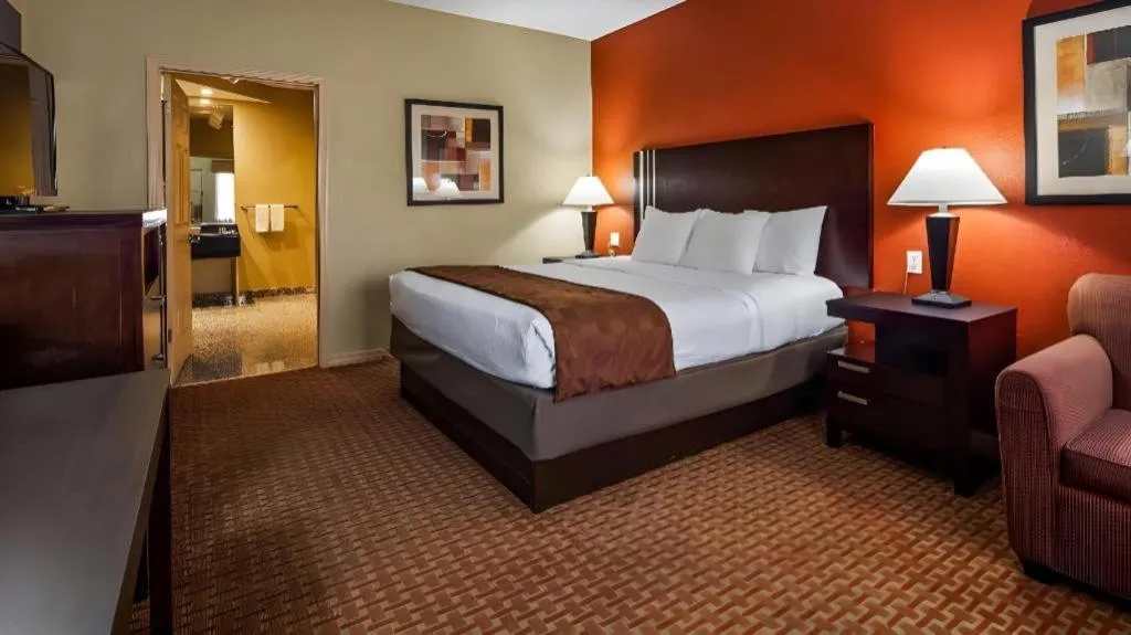 Bed in Americas Best Value Inn Monroe