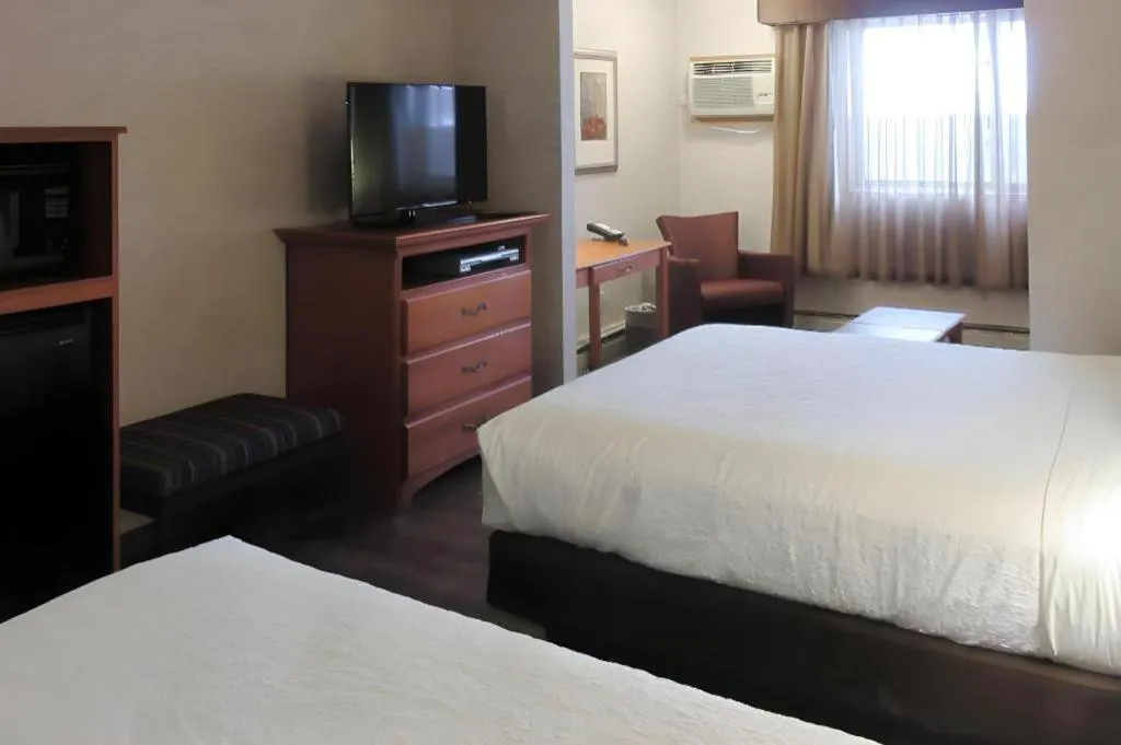 Bed in Quality Inn & Suites Detroit Lakes