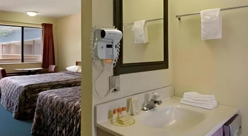 Bed in Americas Best Value Inn Canton, NC