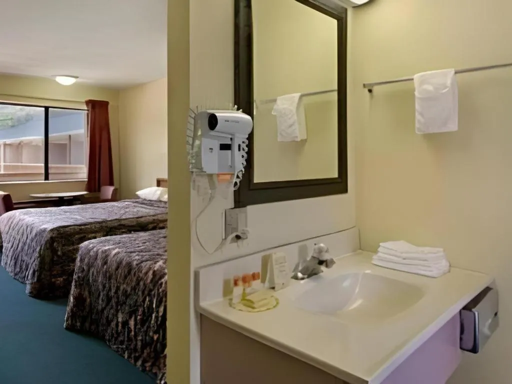 Bed in Americas Best Value Inn Canton, NC