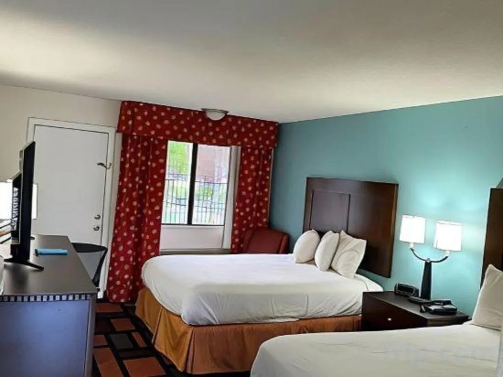 Bed in Americas Best Value Inn Canton, NC