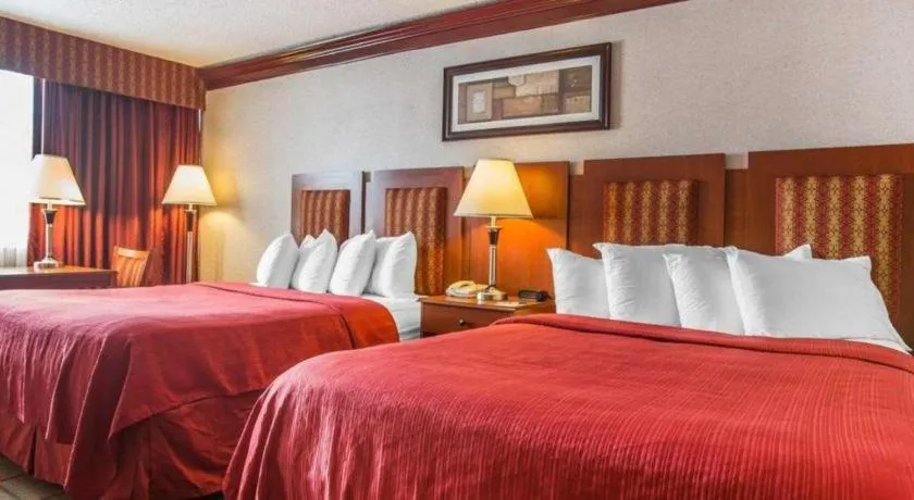 Bed in Quality Inn & Conference Center Brattleboro North