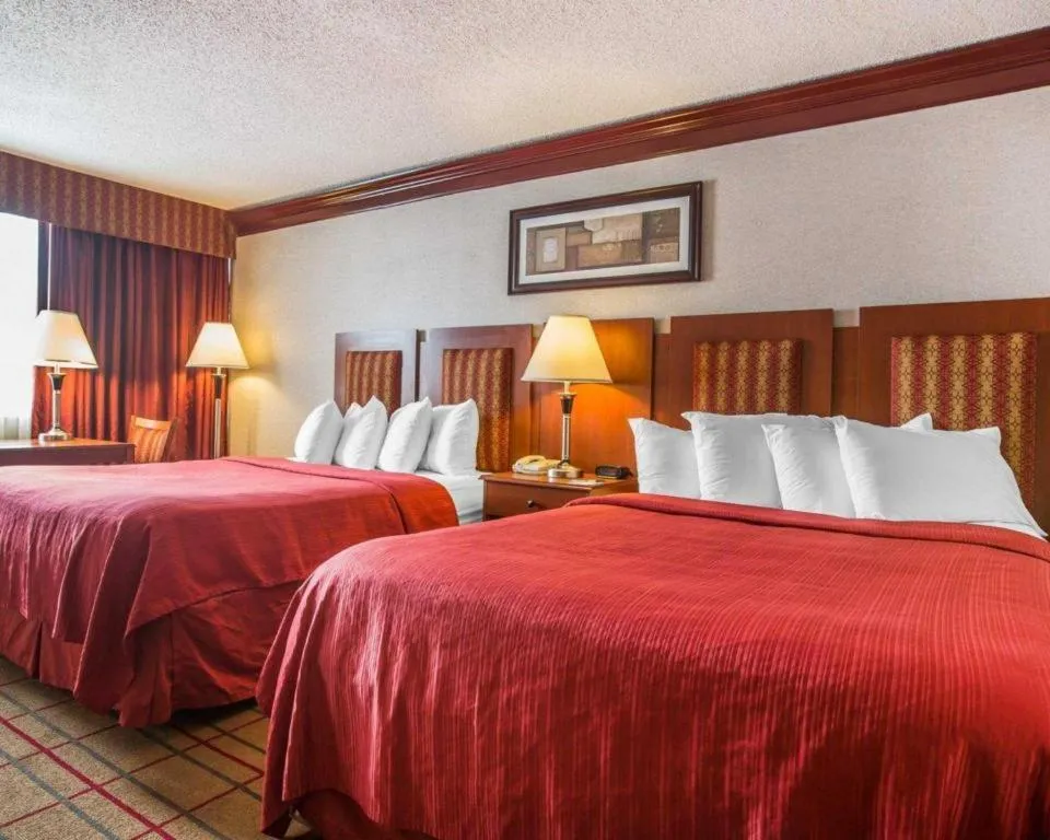 Bed in Quality Inn & Conference Center Brattleboro North