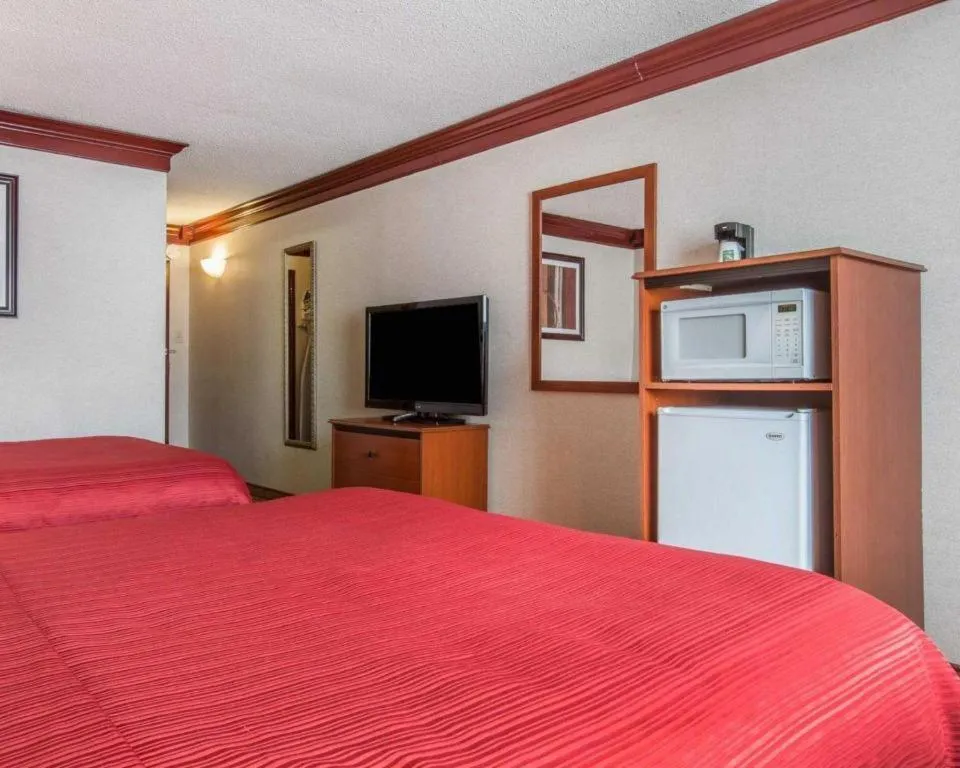 Bed in Quality Inn & Conference Center Brattleboro North