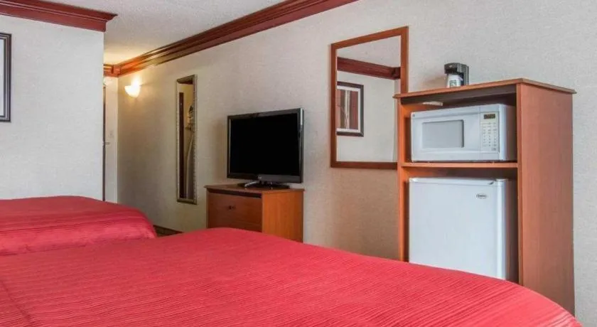 Bed in Quality Inn & Conference Center Brattleboro North