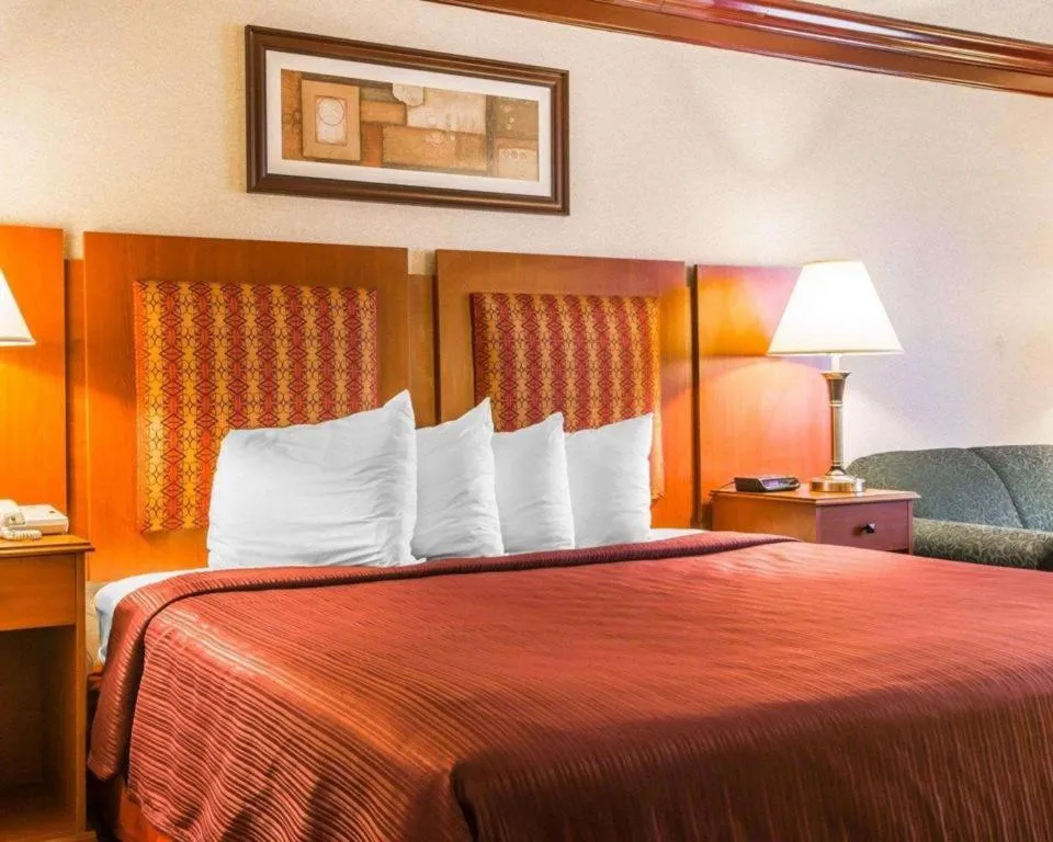 Bed in Quality Inn & Conference Center Brattleboro North