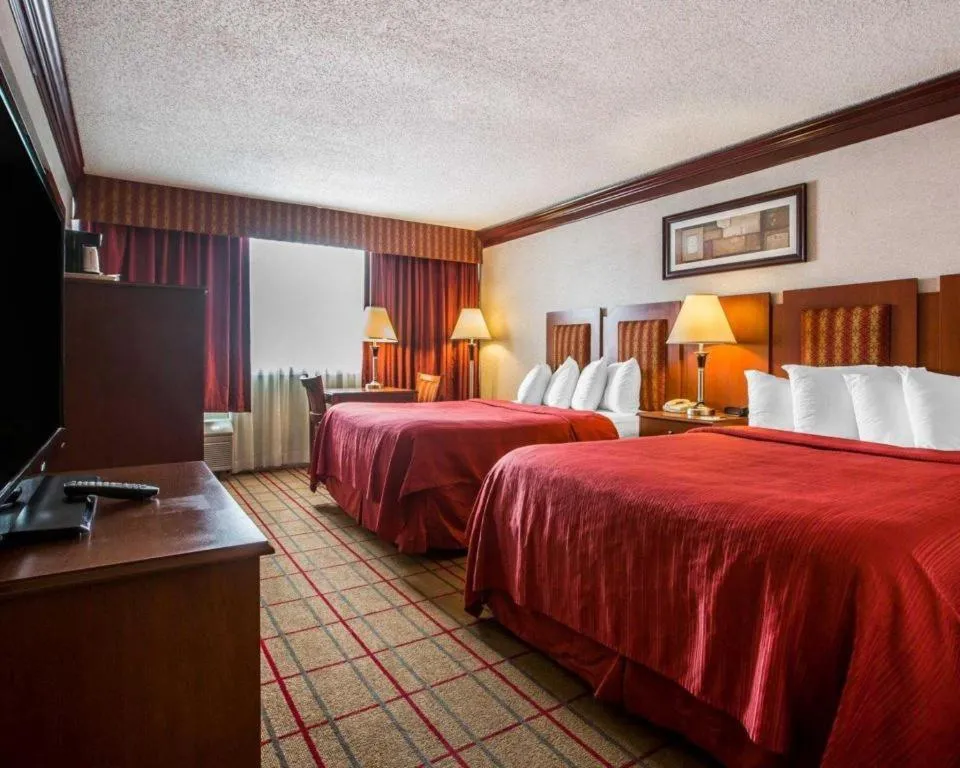 Bed in Quality Inn & Conference Center Brattleboro North