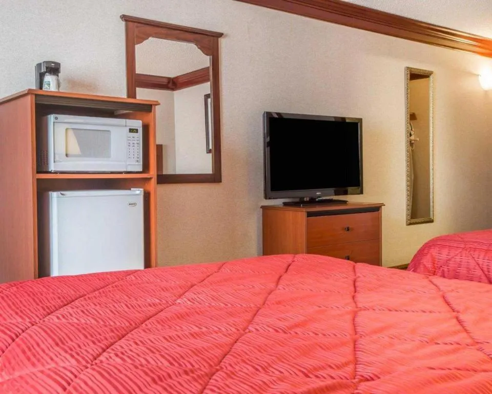 Bed in Quality Inn & Conference Center Brattleboro North
