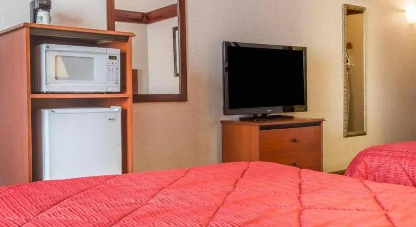 Bed in Quality Inn & Conference Center Brattleboro North