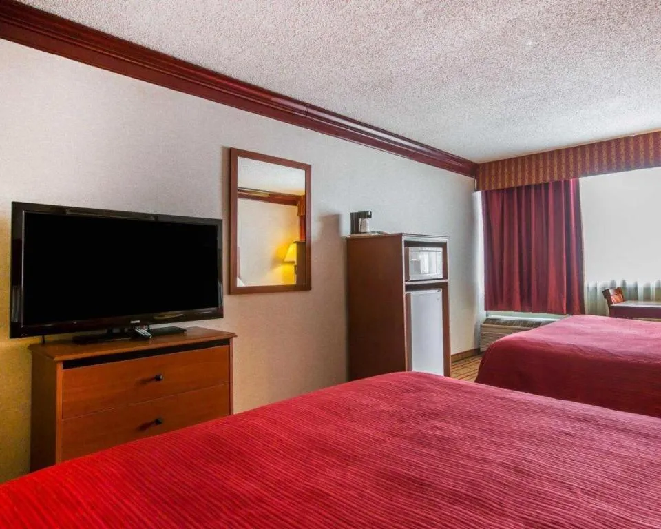 Bed in Quality Inn & Conference Center Brattleboro North