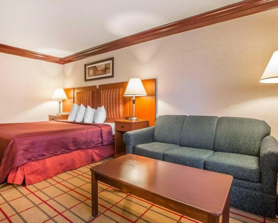 Bed in Quality Inn & Conference Center Brattleboro North
