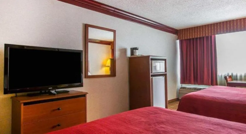 Bed in Quality Inn & Conference Center Brattleboro North