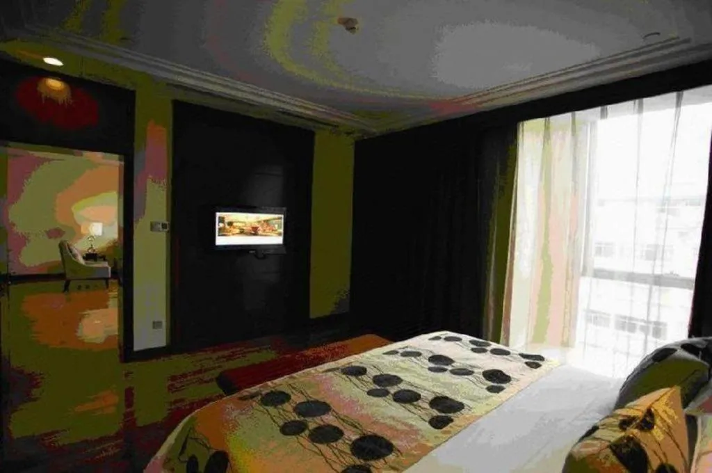 Bed in Kunming Golden Eagle Summit Hotel