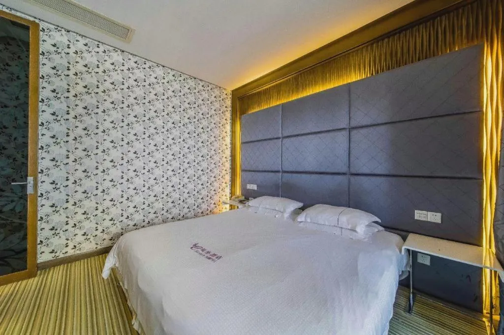 Bed in Silver Art Hotel