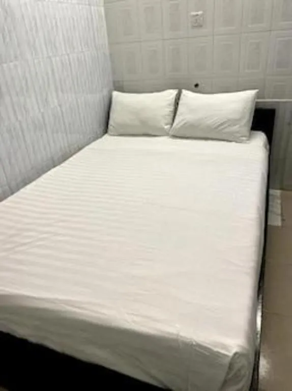 Bed in Tropical Daisy