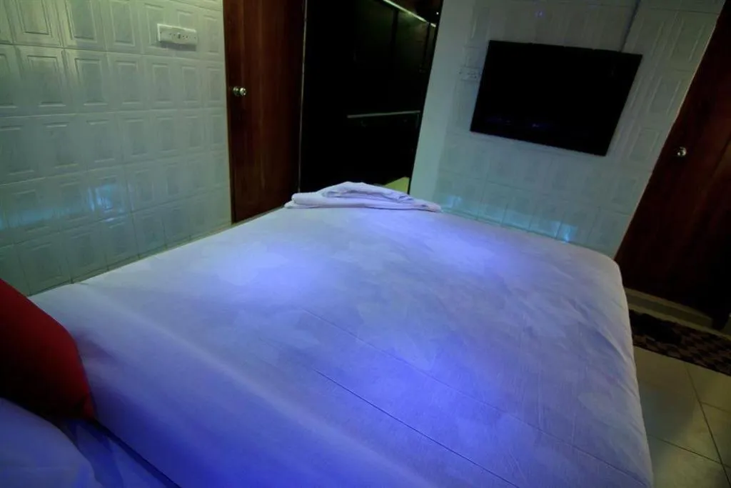 Bed in Tropical Daisy