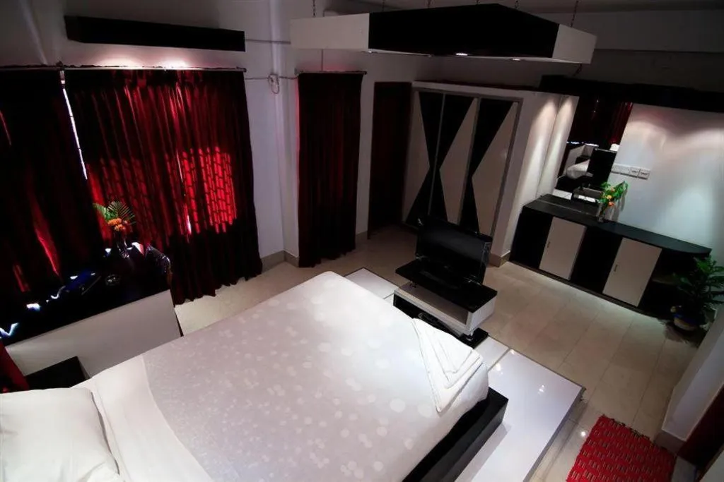 Bed in Tropical Daisy