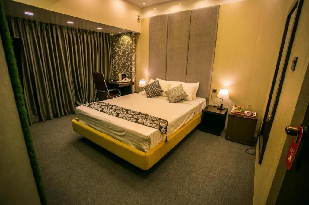 Bed in Tropical Daisy