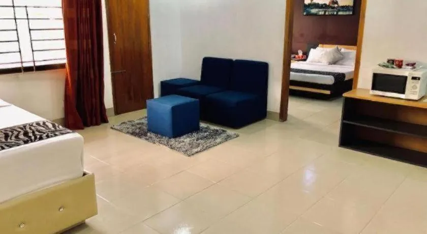 Bed in Tropical Daisy